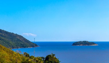 Tropik ada adaları dağları mavi turkuvaz deniz kıyısında egzotik doğa ormanlarıyla Ilha Grande Büyük Adası Angra dos Reis Rio de Janeiro Brezilya.