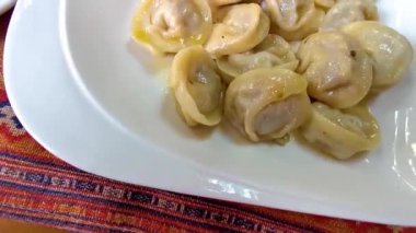 Güneydoğu Asya 'da Patong Sahili Kathu Bölgesi Phuket Adası Güney Tayland' da sirke ve ekşi kremayla servis edilen porsiyon tabağı..