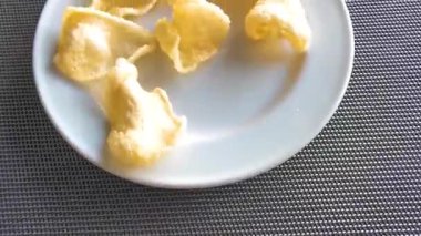 Güneydoğu Asya 'da Patong Sahili' nde Kathu Bölgesi Phuket Adası 'nda Asya Tayland usulü yengeç kızartması servis ediliyor..