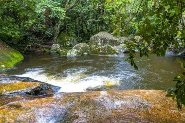 Cachoeira da Feiticeira şelaleleri Ilha Grande Büyük Adası Angra dos Reis Rio de Janeiro Brezilya 'daki tropikal yağmur ormanlarında çağlıyor..