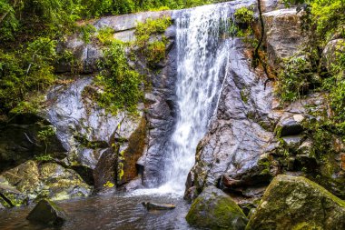 Cachoeira da Feiticeira şelaleleri Ilha Grande Büyük Adası Angra dos Reis Rio de Janeiro Brezilya 'daki tropikal yağmur ormanlarında çağlıyor..