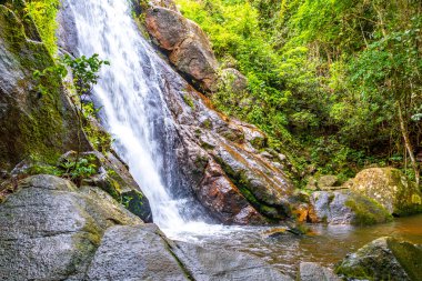 Cachoeira da Feiticeira şelaleleri Ilha Grande Büyük Adası Angra dos Reis Rio de Janeiro Brezilya 'daki tropikal yağmur ormanlarında çağlıyor..