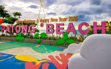 Kathu Bölgesi Phuket Adası 26. Tayland. Aralık 2025 Mutlu yıllar ve mutlu noeller mektupları Patong 'daki Phuket Tayland sahilindeki şehir tabelasına hoş geldiniz diyor..