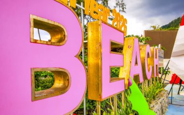 Kathu Bölgesi Phuket Adası 26. Tayland. Aralık 2025 Mutlu yıllar ve mutlu noeller mektupları Patong 'daki Phuket Tayland sahilindeki şehir tabelasına hoş geldiniz diyor..