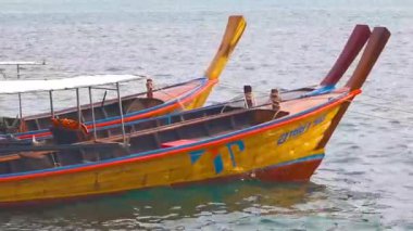 Kathu Bölgesi Phuket Eyaleti Tayland 17. Aralık 2025, Patong Sahili Phuket Adası Tayland Phuket Adası 'ndaki açık mavi turkuaz su ve deniz manzaralı sahilde uzun kuyruklu tekneler..