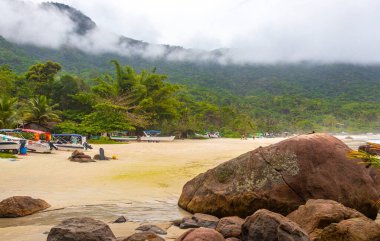 Angra dos Reis Rio de Janeiro Brezilya 11. Kasım 2020 Tropikal Plaj manzarası turkuvaz su dalgaları palmiye ağaçları ve kayalar Ilha Grande Büyük Adası Brezilya.