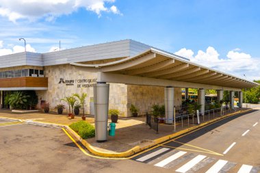 Foz do Iguacu Parana Brezilya 29. Aralık 2020 Brezilya 'nın en büyük barajı. Itaipu enerji üretimi sınırda. Brezilya' da Paraguay giriş binası tabelaları ve tabelaları ile birlikte..