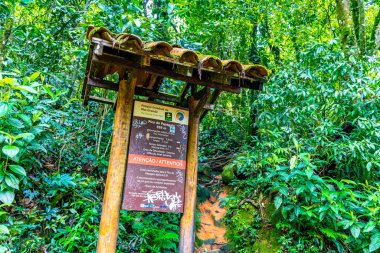 Angra dos Reis Eyaleti Rio de Janeiro Brezilya 22. Kasım 2020 Vila do Abraao köyü ahşap turist bilgisi tabela levhaları ile Ilha Grande Brezilya 'da tropikal doğada tabela levhası.