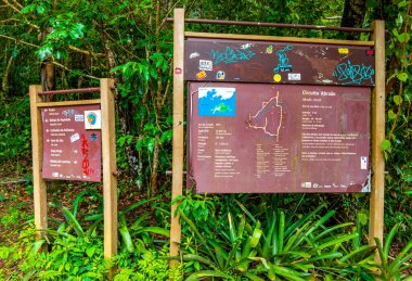 Angra dos Reis Rio de Janeiro Brezilya Eyaleti 21. Kasım 2020 Vila do Abraao köyü ahşap turist bilgisi tabela levhaları ile Ilha Grande Brezilya 'da tropikal doğada tabela levhası.