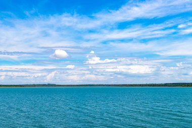 Brezilya 'nın en büyük barajı. Paraguay sınırındaki enerji üretimi için Itaipu. Elektrik direkleriyle elektrik direkleri. Foz do Iguacu State of Parana Brazil' de su nehri ve mavi gökyüzü inşa ediliyor..