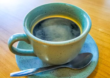 Patong Plajı 'ndaki Kathu Bölgesi Phuket Adası Güney Tayland' daki lokanta kafeteryasında açık mavi turkuaz kahve ve kaşık ve tabak..