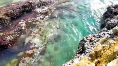 Rocky Kalim Sahili tropikal sahil kıyısı turkuvaz mavisi berrak su dalgaları kum kayaları ve kayalar