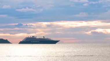 Güneydoğu Asya 'daki Patong Sahili Kathu Bölgesi, Phuket Adası Güney Tayland' da büyük lüks yolcu gemileri..