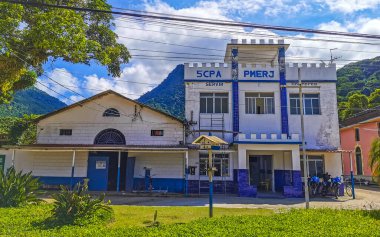 Angra dos Reis Rio de Janeiro Eyaleti 25 numara. Kasım 2020 Vila do Abraao köyü turist sokakları, rıhtım plajı ve tropikal doğa ile Ilha Grande Büyük Adası Rio de Janeiro Brezilya.