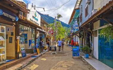 Angra dos Reis Rio de Janeiro Eyaleti 25 numara. Kasım 2020 Vila do Abraao köyü turist sokakları, rıhtım plajı ve tropikal doğa ile Ilha Grande Büyük Adası Rio de Janeiro Brezilya.