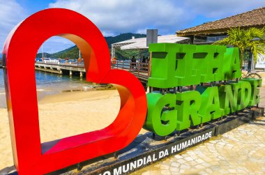 Angra dos Reis Rio de Janeiro Eyaleti 25 numara. Kasım 2020 Vila do Abraao köyü Ilha Grande Büyük Adası harfleriyle Brezilya 'daki sahil iskelesine hoş geldin tabelası.