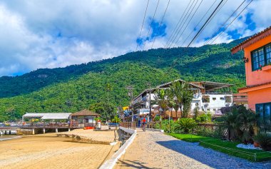 Angra dos Reis Rio de Janeiro Eyaleti 25 numara. Kasım 2020 Vila do Abraao köyü turist sokakları, rıhtım plajı ve tropikal doğa ile Ilha Grande Büyük Adası Rio de Janeiro Brezilya.