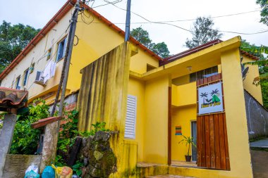 Angra dos Reis Rio de Janeiro Brezilya Eyaleti 20. Kasım 2020 Vila do Abraao köyü turist sokakları, rıhtım plajı ve tropikal doğa ile Ilha Grande Büyük Adası Rio de Janeiro Brezilya.