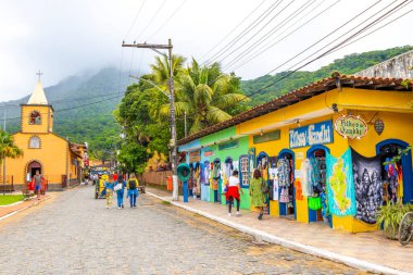 Angra dos Reis Rio de Janeiro Brezilya Eyaleti 20. Kasım 2020 Vila do Abraao köyü turist sokakları, rıhtım plajı ve tropikal doğa ile Ilha Grande Büyük Adası Rio de Janeiro Brezilya.