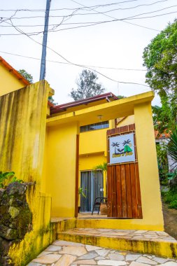 Angra dos Reis Rio de Janeiro Brezilya Eyaleti 20. Kasım 2020 Vila do Abraao köyü turist sokakları, rıhtım plajı ve tropikal doğa ile Ilha Grande Büyük Adası Rio de Janeiro Brezilya.
