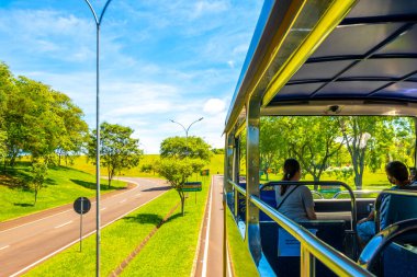 Foz do Iguacu Parana Brezilya 29. Aralık 2020 Brezilya 'nın en büyük barajı Itaipu enerji üretimi sınırında Paraguay bilgi toplama ve ulaşım otomobili Brezilya' da.