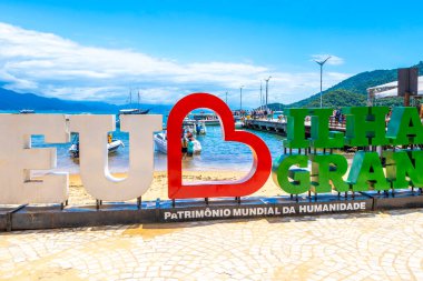 Angra dos Reis Eyaleti Rio de Janeiro Brezilya 22. Kasım 2020 Vila do Abraao köyü Ilha Grande Büyük Adası harfleriyle Brezilya 'daki sahil iskelesine hoş geldin tabelası.