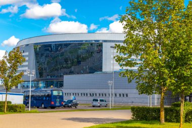 Minsk Bölgesi, Belarus 11. Bölge. Eylül 2020, Minsk Belarus Meydanı 'nda büyük ekranlı Modern Minsk Arena.