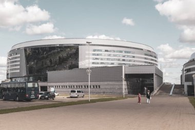 Minsk Bölgesi, Belarus 11. Bölge. Eylül 2020, Minsk Belarus Meydanı 'nda büyük ekranlı Modern Minsk Arena.
