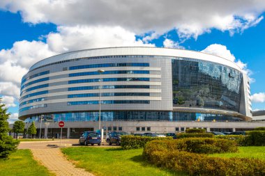 Minsk Bölgesi, Belarus 11. Bölge. Eylül 2020, Minsk Belarus Meydanı 'nda büyük ekranlı Modern Minsk Arena.