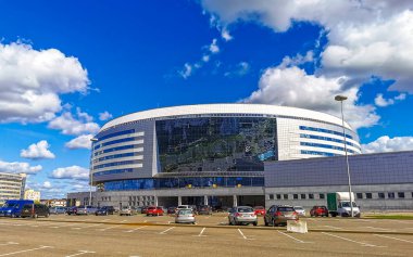 Minsk Bölgesi, Belarus 11. Bölge. Eylül 2020, Minsk Belarus Meydanı 'nda büyük ekranlı Modern Minsk Arena.