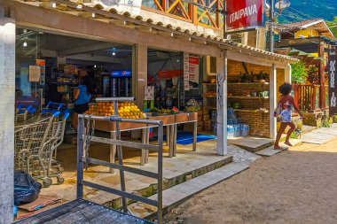 Angra dos Reis Rio de Janeiro Eyaleti 25 numara. Kasım 2020 Vila do Abraao köyü turist sokakları, rıhtım plajı ve tropikal doğa ile Ilha Grande Büyük Adası Rio de Janeiro Brezilya.