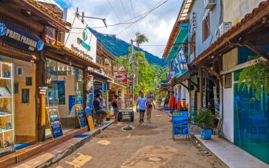 Angra dos Reis Rio de Janeiro Eyaleti 25 numara. Kasım 2020 Vila do Abraao köyü turist sokakları, rıhtım plajı ve tropikal doğa ile Ilha Grande Büyük Adası Rio de Janeiro Brezilya.