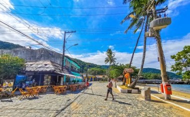 Angra dos Reis Rio de Janeiro Eyaleti 25 numara. Kasım 2020 Vila do Abraao köyü turist sokakları, rıhtım plajı ve tropikal doğa ile Ilha Grande Büyük Adası Rio de Janeiro Brezilya.
