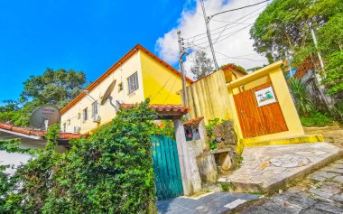 Angra dos Reis Rio de Janeiro Eyaleti 25 numara. Kasım 2020 Vila do Abraao köyü turist sokakları, rıhtım plajı ve tropikal doğa ile Ilha Grande Büyük Adası Rio de Janeiro Brezilya.