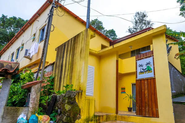 Angra dos Reis Rio de Janeiro Brezilya Eyaleti 20. Kasım 2020 Vila do Abraao köyü turist sokakları, rıhtım plajı ve tropikal doğa ile Ilha Grande Büyük Adası Rio de Janeiro Brezilya.