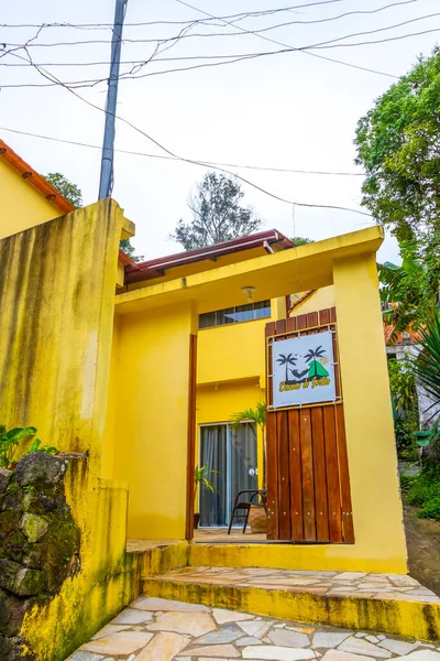 Angra dos Reis Rio de Janeiro Brezilya Eyaleti 20. Kasım 2020 Vila do Abraao köyü turist sokakları, rıhtım plajı ve tropikal doğa ile Ilha Grande Büyük Adası Rio de Janeiro Brezilya.