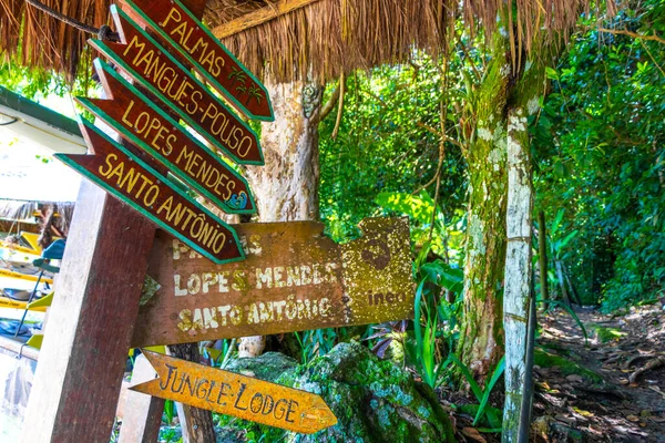 Angra dos Reis Rio de Janeiro Brezilya 23. Kasım 2020 Vila do Abraao köyü ahşap turist bilgisi tabela levhaları ile Ilha Grande Brezilya 'da tropikal doğada tabela levhası.