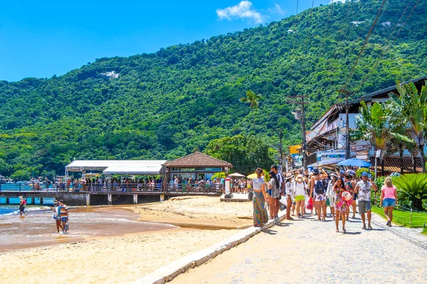 Angra dos Reis Eyaleti Rio de Janeiro Brezilya 22. Kasım 2020 Vila do Abraao köyü turist sokakları, rıhtım plajı ve tropikal doğa ile Ilha Grande Büyük Adası Rio de Janeiro Brezilya.