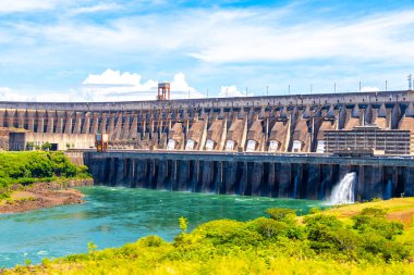 Brezilya 'nın en büyük barajı. Paraguay sınırındaki enerji üretimi için Itaipu. Elektrik direkleriyle elektrik direkleri. Foz do Iguacu State of Parana Brazil' de su nehri ve mavi gökyüzü inşa ediliyor..