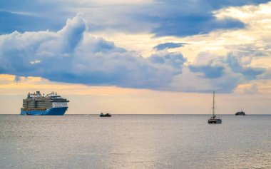 Güneydoğu Asya 'daki Patong Sahili Kathu Bölgesi, Phuket Adası Güney Tayland' da büyük lüks yolcu gemileri..