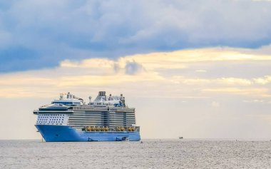 Güneydoğu Asya 'daki Patong Sahili Kathu Bölgesi, Phuket Adası Güney Tayland' da büyük lüks yolcu gemileri..