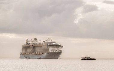 Güneydoğu Asya 'daki Patong Sahili Kathu Bölgesi, Phuket Adası Güney Tayland' da büyük lüks yolcu gemileri..
