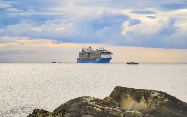 Güneydoğu Asya 'daki Patong Sahili Kathu Bölgesi, Phuket Adası Güney Tayland' da büyük lüks yolcu gemileri..