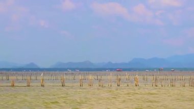 Balıkçıların kulübelerinde kulübeler var. Güneydoğu Asya 'da Phuket Adası Güney Tayland' da deniz kıyısı sularında kulübeler var..