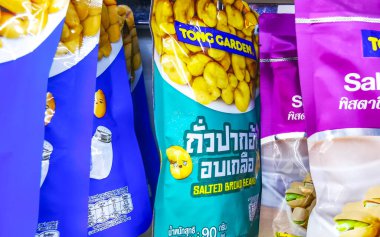 Kathu Bölgesi Phuket Adası, Tayland 07. Ekim 2025 7 11 mağazası süpermarketi reyonları ve rafları Asyalı çerezlerle dolu geniş fasulye tohumu ürünleri Patong Beach Tayland 'da.