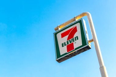 Kathu Bölgesi Phuket Adası, Tayland 29. Kasım 2025 7 11 mağaza girişi ve Patong Sahili Phuket Tayland 'da mavi bulutlu gökyüzü işaretli hoş geldin işareti..