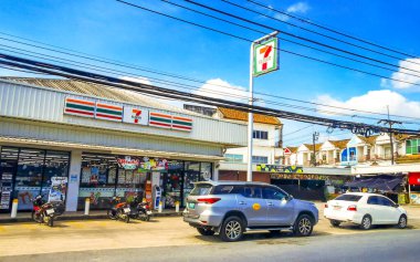 Thalang Bölgesi Phuket Eyaleti Tayland 29. Kasım 2025 7 11 mağaza girişi ve Phuket Adası 'nın güneyindeki Thalang caddesinde hoş geldin işareti logosu..