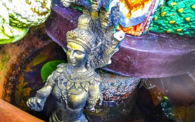 Budist Thokkathan ana tanrıça figürü heykel Patong Plajı 'ndaki bir tropikal zen bahçesinde Kathu Bölgesi Phuket Adası Güney Tayland.