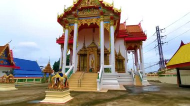 Kathu Bölgesi Phuket Adası, Tayland 21. Kasım 2025 Suwankeereewong Tapınağı, Patong Sahili Phuket Adası Tayland 'da mavi bulutlu gökyüzü binaları inşa ediyor..