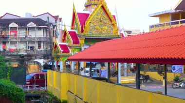 Kathu Bölgesi Phuket Adası Tayland Kasım 2025 Suwankeereewong Tapınağı altın Budist tapınakları Patong Sahili Phuket Adası Tayland 'da mavi bulutlu gökyüzü binaları.